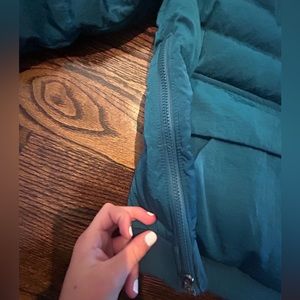 GIRLS LULULEMON TURQUOISE PUFFER JACKET -SIZE 8-